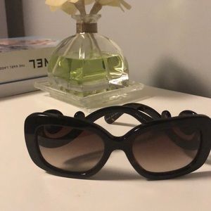 Prada sunnies✨✨